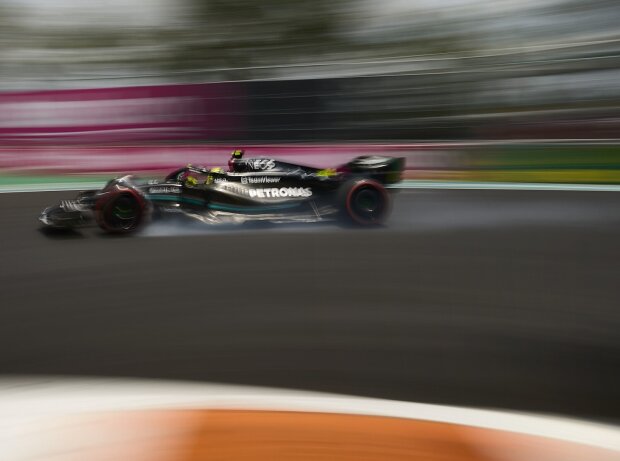 Titel-Bild zur News: Lewis Hamilton verbremst sich im Mercedes W14 beim Formel-1-Qualifying in Miami 2023