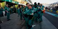 Mechaniker von Aston Martin feiern in der Formel-1-Boxengasse