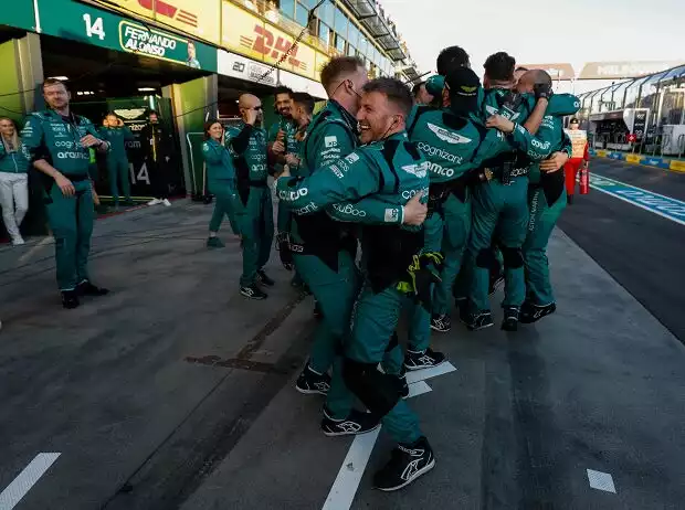 Mechaniker von Aston Martin feiern in der Formel-1-Boxengasse Titel-Bild zur News: Mechaniker von Aston Martin feiern in der Formel-1-Boxengasse