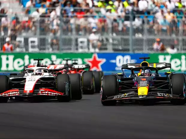 Max Verstappen, Kevin Magnussen Titel-Bild zur News: Max Verstappen, Kevin Magnussen