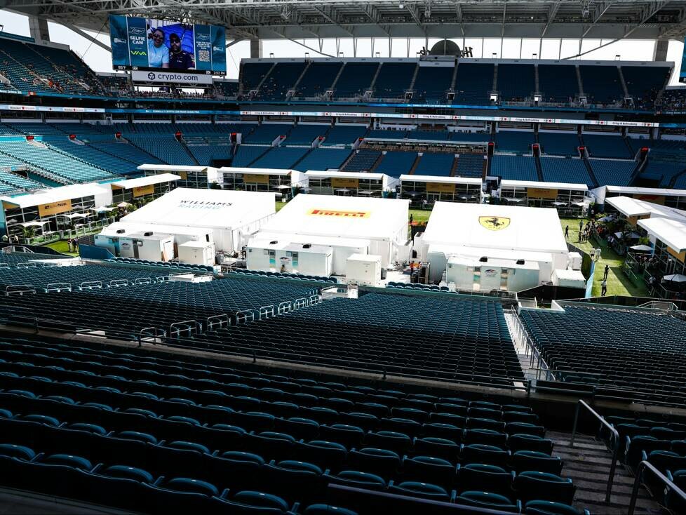 Formel-1-Paddock im Hard-Rock-Stadium in Miami