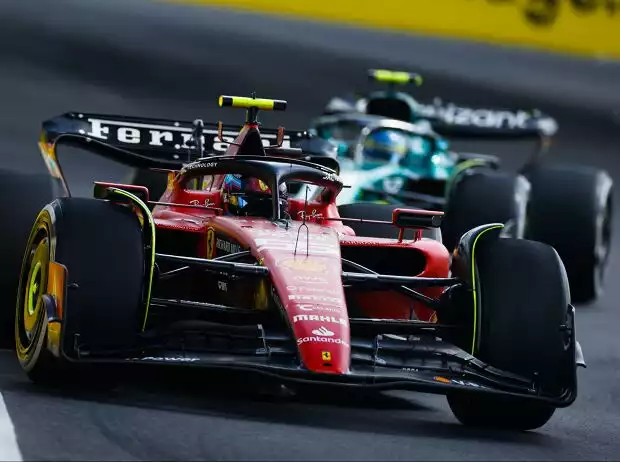 Titel-Bild zur News: Carlos Sainz im Ferrari SF-23 vor Fernando Alonso im Aston Martin AMR23 in Miami 2023