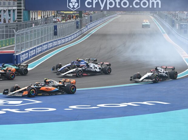 Titel-Bild zur News: Lando Norris (McLaren) wird am Start zum Formel-1-Rennen von Miami 2023 von Nyck de Vries (AlphaTauri) getroffen