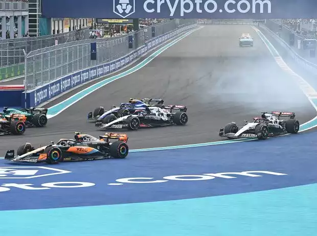 Lando Norris (McLaren) wird am Start zum Formel-1-Rennen von Miami 2023 von Nyck de Vries (AlphaTauri) getroffen Titel-Bild zur News: Lando Norris (McLaren) wird am Start zum Formel-1-Rennen von Miami 2023 von Nyck de Vries (AlphaTauri) getroffen