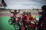 Alvaro Bautista jubelt mit Michael Rinaldi