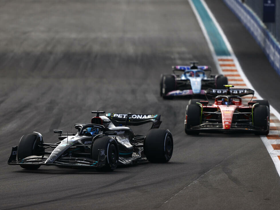 George Russell (Mercedes W14) vor Carlos Sainz (Ferrari SF-23) und Esteban Ocon (Alpine A523) beim Formel-1-Rennen in Miami 2023