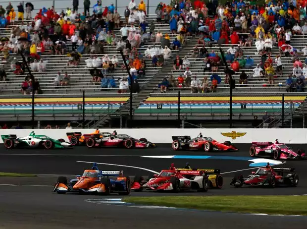 IndyCar-Action auf dem Indianapolis-Rundkurs Titel-Bild zur News: IndyCar-Action auf dem Indianapolis-Rundkurs