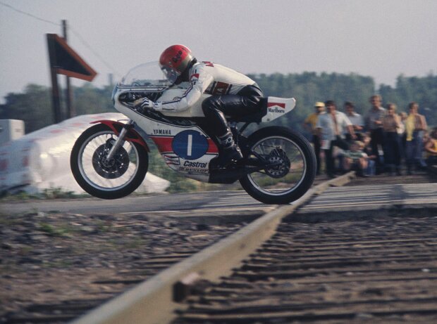 Giacomo Agostini (Yamaha) beim GP Finnland 1975 in Imatra Giacomo Agostini (Yamaha) beim GP Finnland 1975 in Imatra