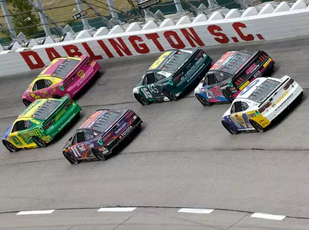 NASCAR-Action auf dem Darlington Raceway Titel-Bild zur News: NASCAR-Action auf dem Darlington Raceway