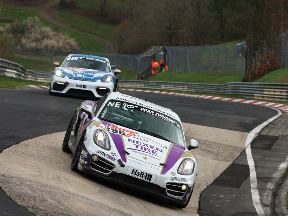 Rennfahrzeuge beim 24h Nürburgring Qualifiers auf der Nordschleife