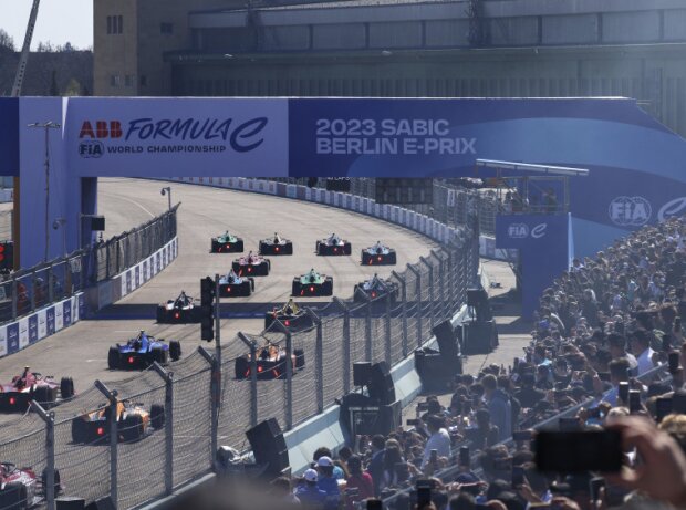 Titel-Bild zur News: Start zum Formel-E-Rennen in Berlin 2023