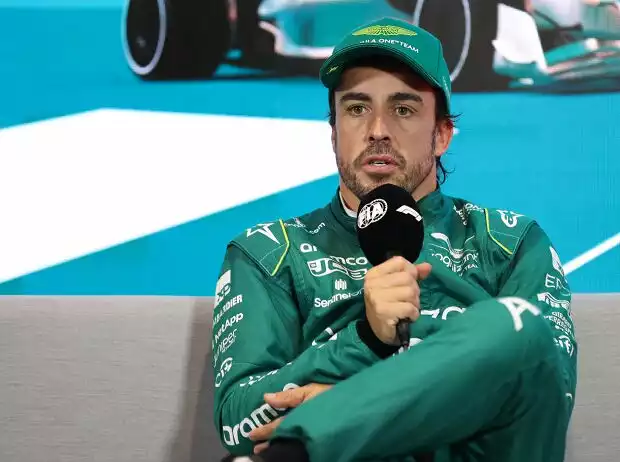 Fernando Alonso (Aston Martin) vor dem Titel-Bild zur News: Fernando Alonso (Aston Martin) vor dem