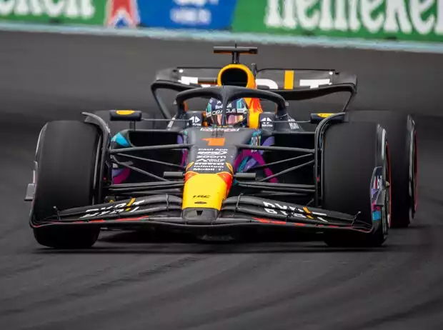 Wie mit aktivem Fahrwerk: Die geringe Neigung des Red Bull RB19 selbst in schnellen Kurven verblüfft Titel-Bild zur News: Wie mit aktivem Fahrwerk: Die geringe Neigung des Red Bull RB19 selbst in schnellen Kurven verblüfft
