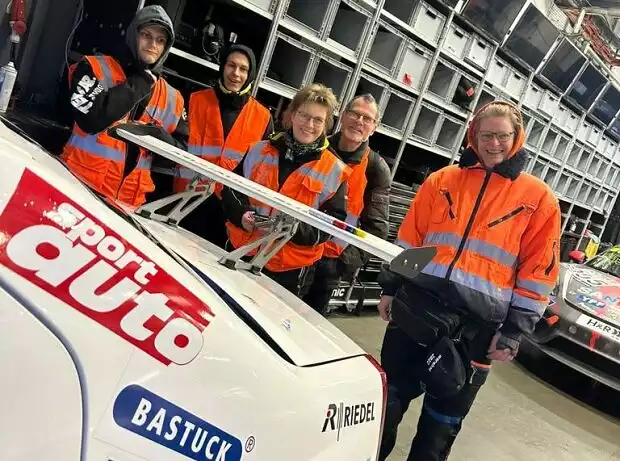 Der Dacia Logan bekamt eine ordentliche Spende von den Sportwarten, die sich auch auf dem Fahrzeug verewigten Titel-Bild zur News: Der Dacia Logan bekamt eine ordentliche Spende von den Sportwarten, die sich auch auf dem Fahrzeug verewigten