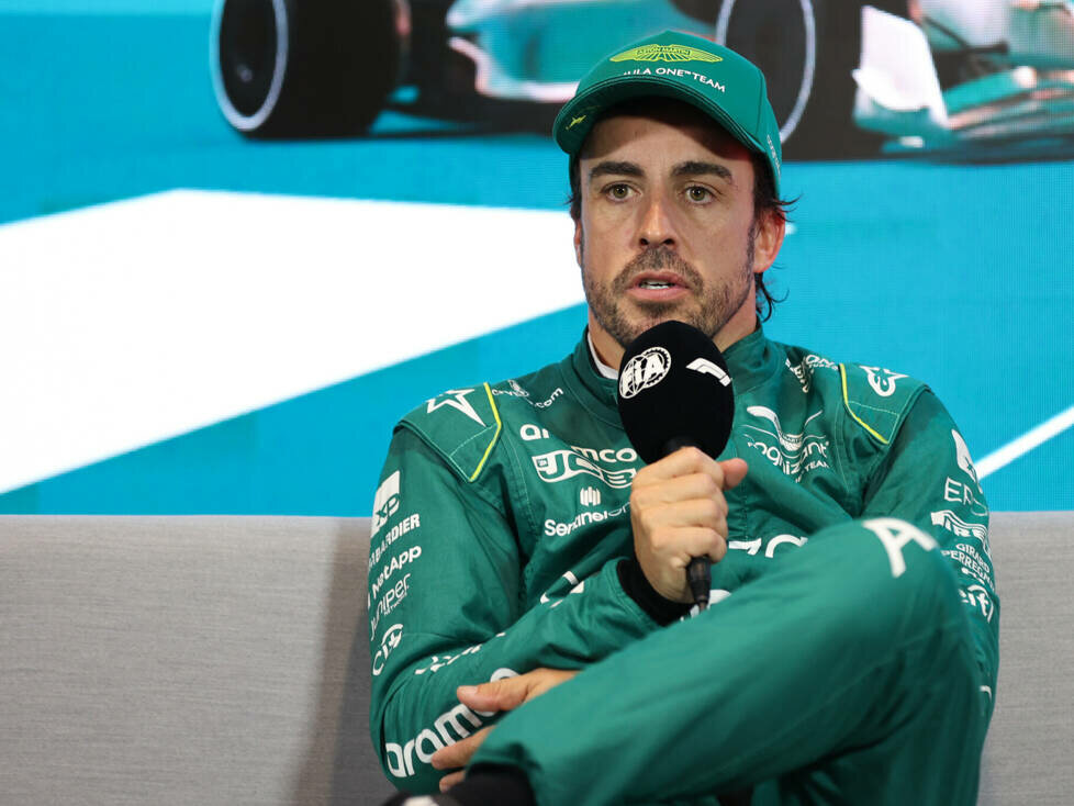 Fernando Alonso (Aston Martin) vor dem