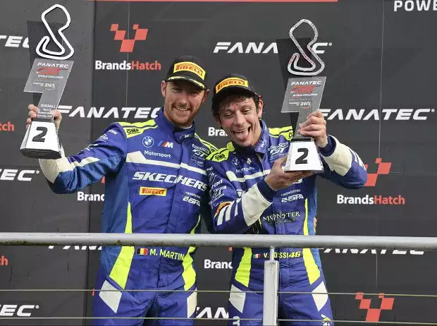 Maxime Martin und Valentino Rossi auf dem Podium in Brands Hatch Titel-Bild zur News: Maxime Martin und Valentino Rossi auf dem Podium in Brands Hatch