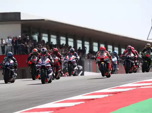 MotoGP-Feld kurz nach dem Start Titel-Bild zur News: MotoGP-Feld kurz nach dem Start
