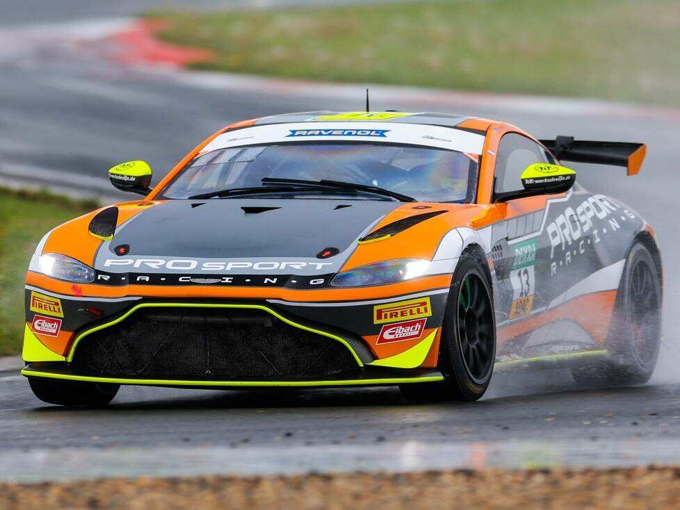 Aston Martin Vantage GT4 von Prosport Racing bei den Testfahrten der ADAC GT4 Germany in Oschersleben
