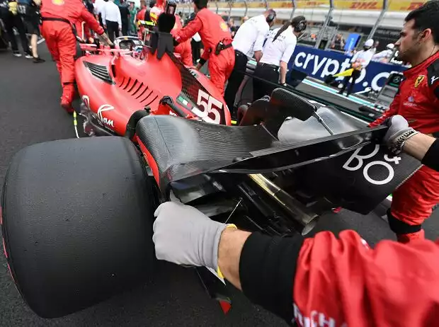 Carlos Sainz (Ferrari SF-23) vor dem Formel-1-Rennen in Miami 2023 Titel-Bild zur News: Carlos Sainz (Ferrari SF-23) vor dem Formel-1-Rennen in Miami 2023