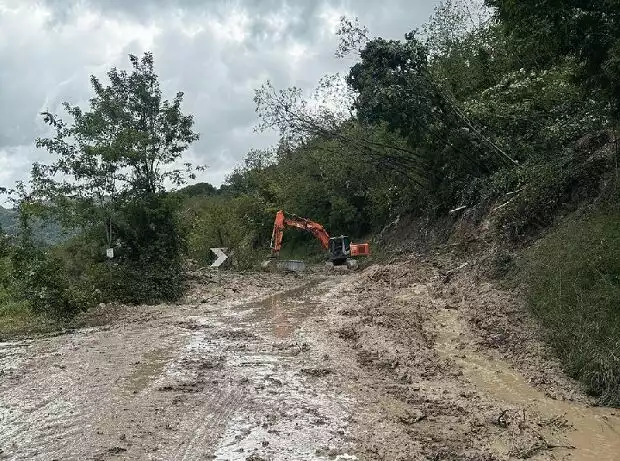 Titel-Bild zur News: Verschüttete Straße in Italien