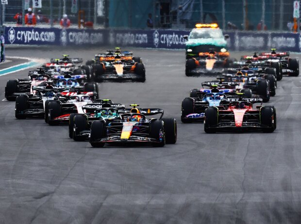 Start zum GP Miami 2023: Sergio Perez führt