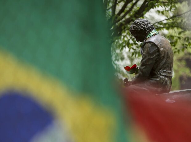 Titel-Bild zur News: Statue von Ayrton Senna in Imola
