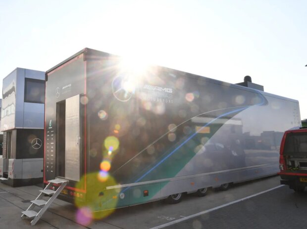 Titel-Bild zur News: Mercedes-Trucks beim Formel-1-Rennen in Silverstone