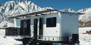 The Living Vehicle: Campinganhänger mit Falt-Terasse