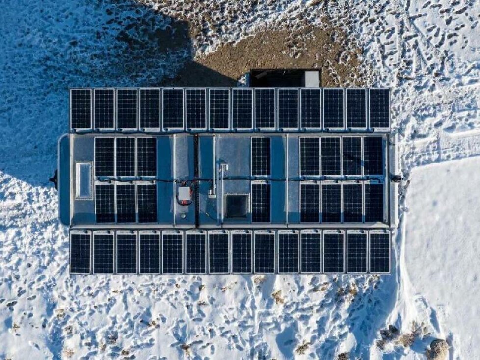 The Living Vehicle: Luxuriöser Wohnwagen mit Photovoltaik und Falt-Terasse