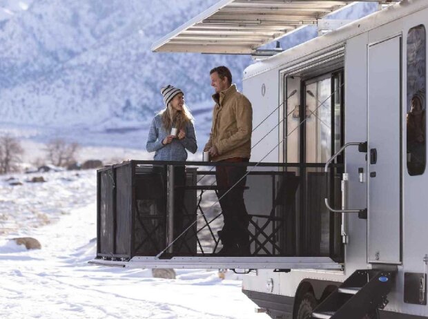 The Living Vehicle: Luxuriöser Wohnwagen mit Photovoltaik und Falt-Terasse The Living Vehicle: Luxuriöser Wohnwagen mit Photovoltaik und Falt-Terasse