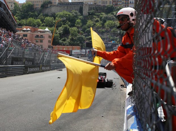 Gelbe Flaggen nach einem Unfall von Max Verstappen (Red Bull) in Monaco