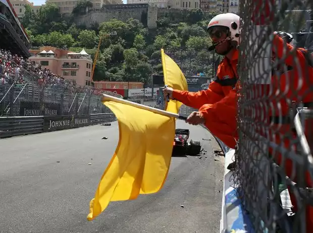 Gelbe Flaggen nach einem Unfall von Max Verstappen (Red Bull) in Monaco Titel-Bild zur News: Gelbe Flaggen nach einem Unfall von Max Verstappen (Red Bull) in Monaco