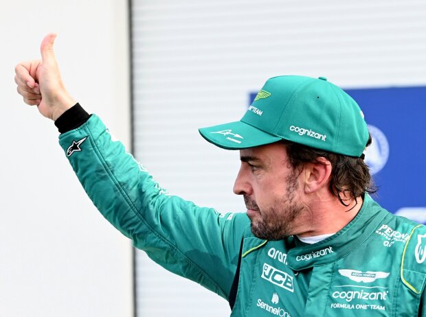 Titel-Bild zur News: Fernando Alonso zeigt mit dem Daumen nach oben in der Formel-1-Saison 2023
