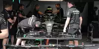 Mercedes W14 in der Box in Monaco mit Mercedes-Mechanikern
