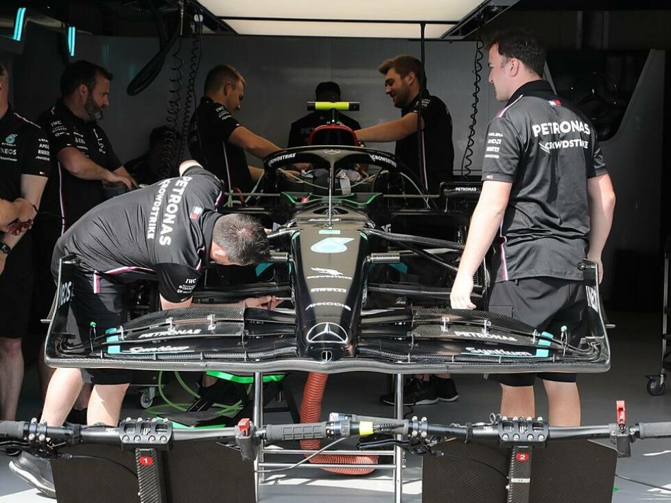 Mercedes W14 in der Box in Monaco mit Mercedes-Mechanikern