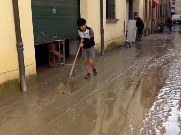 Titel-Bild zur News: Yuki Tsunoda (AlphaTauri) hilft bei Aufräumarbeiten nach den Fluten in Italien 2023