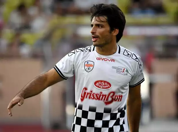 Carlos Sainz im Fuß0balldress der Nazionale Piloti Titel-Bild zur News: Carlos Sainz im Fuß0balldress der Nazionale Piloti