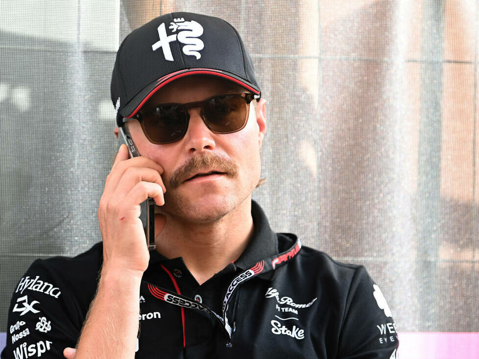 Valtteri Bottas (Alfa Romeo) telefoniert vor dem Formel-1-Rennen in Monaco 2023