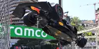 Sportwarte beim Abtransport des Unfallautos von Sergio Perez in Monaco 2023