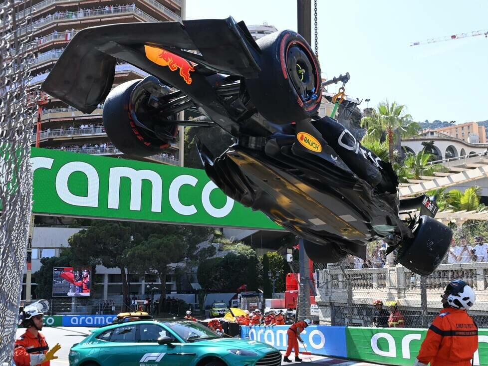 Sportwarte beim Abtransport des Unfallautos von Sergio Perez in Monaco 2023