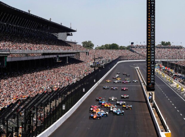 Titel-Bild zur News: Start zum Indy 500 der IndyCar-Saison 2022