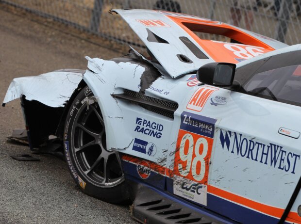 Crash: Pedro Lamy, Paul Dalla Lana, Mathias Lauda (Aston Martin Vantage) bei den 24h Le Mans 2015