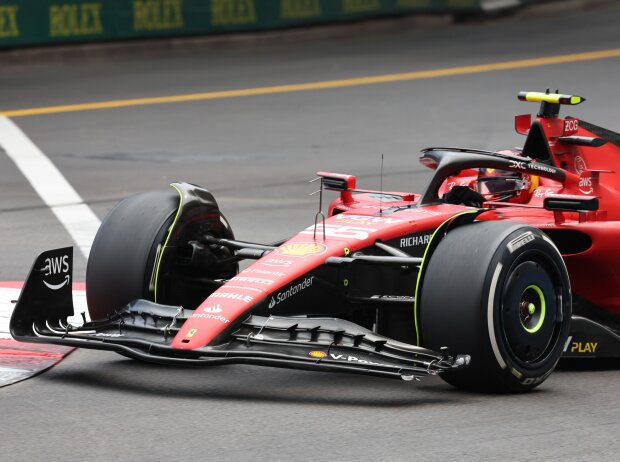 Carlos Sainz mit beschädigtem Frontflügel am Ferrari SF-23 im Formel-1-Rennen in Monaco 2023 Carlos Sainz mit beschädigtem Frontflügel am Ferrari SF-23 im Formel-1-Rennen in Monaco 2023