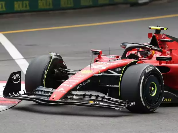 Titel-Bild zur News: Carlos Sainz mit beschädigtem Frontflügel am Ferrari SF-23 im Formel-1-Rennen in Monaco 2023