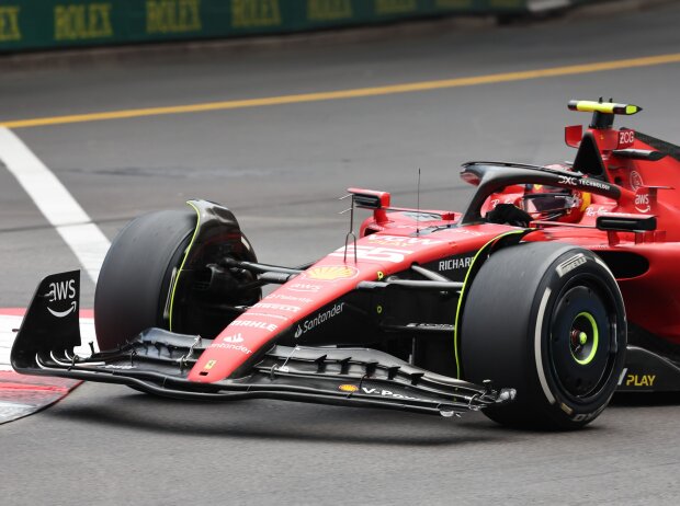 Titel-Bild zur News: Carlos Sainz mit beschädigtem Frontflügel am Ferrari SF-23 im Formel-1-Rennen in Monaco 2023