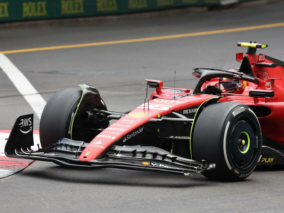Carlos Sainz mit beschädigtem Frontflügel am Ferrari SF-23 im Formel-1-Rennen in Monaco 2023