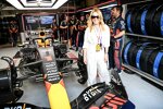 Kylie Minogue mit dem Auto von Max Verstappen (Red Bull) 