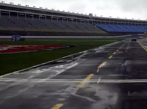 Regen am Charlotte Motor Speedway Titel-Bild zur News: Regen am Charlotte Motor Speedway