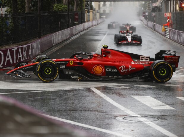 Carlos Sainz im Ferrari SF-23 dreht sich weg bei der Mirabeau-Kurve in Monaco 2023