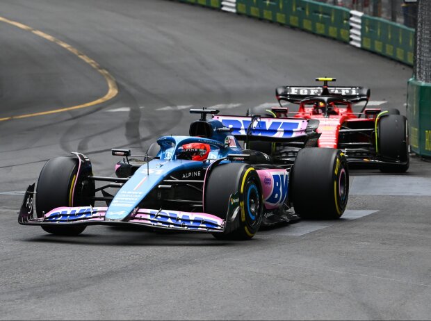 Esteban Ocon im Alpine A523 vor Carlos Sainz im Ferrari SF-23 Esteban Ocon im Alpine A523 vor Carlos Sainz im Ferrari SF-23
